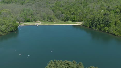 Fortsetzung-Der-Aufsteigenden-Neigungsaufnahme,-Die-An-Diesem-Heißen-Sommertag-Die-Wundervolle-Natur-Hinter-Dem-Kleinen-Bergsee-In-Wisconsin,-USA,-Enthüllt