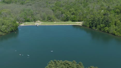 위스콘신 주 (wisconsin) 의 작은 산 호수 너머의 멋진 자연을 드러내는 상승하는 트 의 연속.