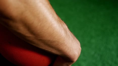 American-Football-Spieler-Hält-Einen-Ball-Mit-Beiden-Händen-4k