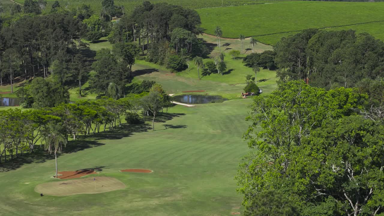아르헨티나 미시아스 에 있는 나무 로 둘러싸인 오베라 카멜리아스 골프 코스 의 공중 사진