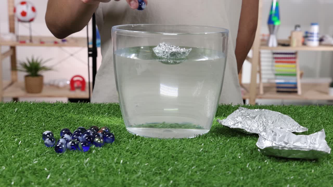 파란 대리석을 분류하고 물에서 떠다니는 능력을 테스트합니다.