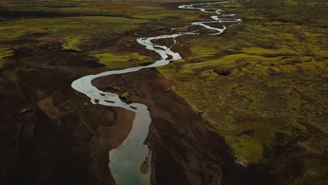 Vista-Aérea-De-Un-Río-Que-Fluye-A-Través-De-Las-Tierras-Altas-De-Islandia