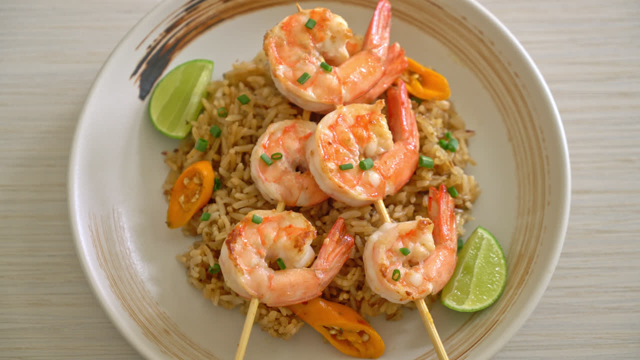 새우 또는 새우 꼬치를 곁들인 볶음밥