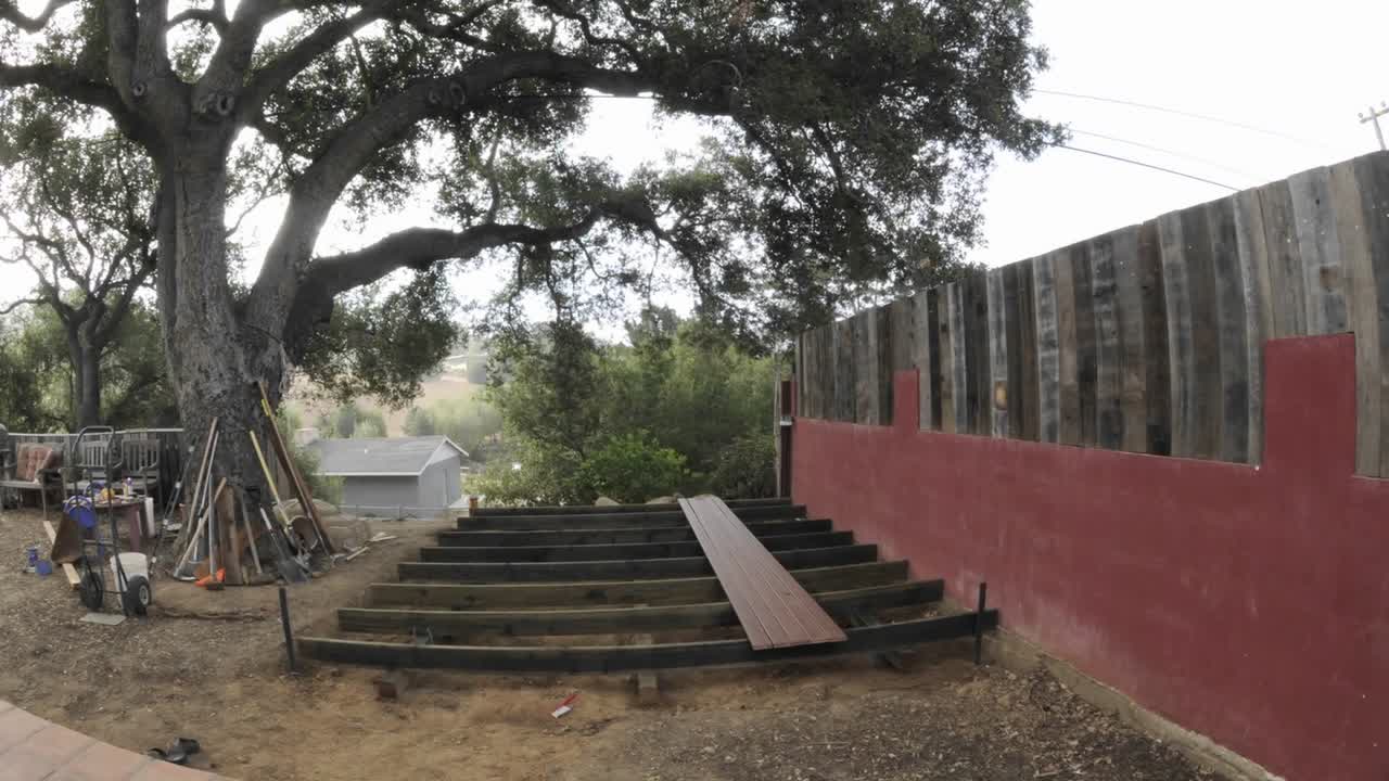 오크 뷰 캘리포니아에서 이틀 만에 데크를 짓는 두 남자의 시간 경과