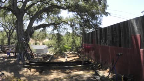 lapso de tiempo de dos hombres construyendo una terraza en dos días en oak view california