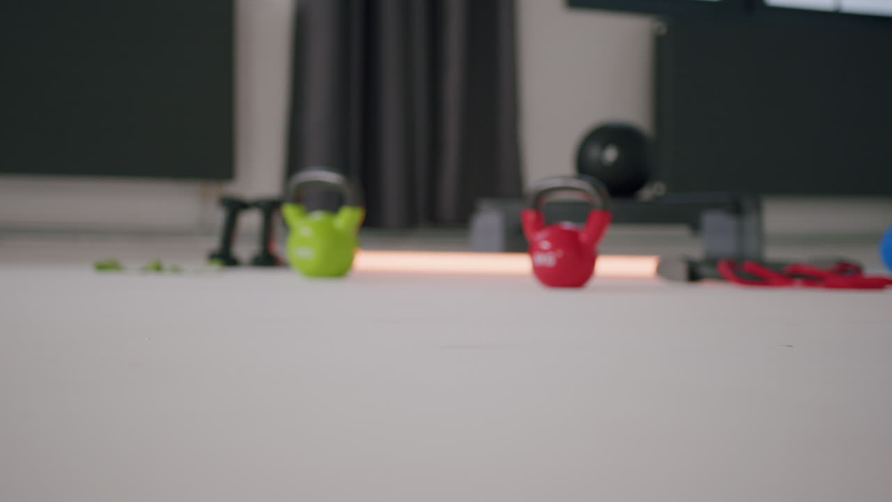 tiro lateral en ángulo bajo de un hombre caucásico haciendo una rutina de ejercicios de despliegue de ruedas abdominales