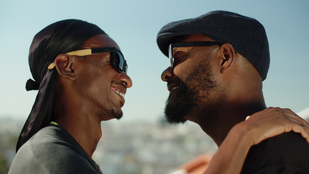 부드러움과 포옹으로 서로를 바라보는 평온한 게이