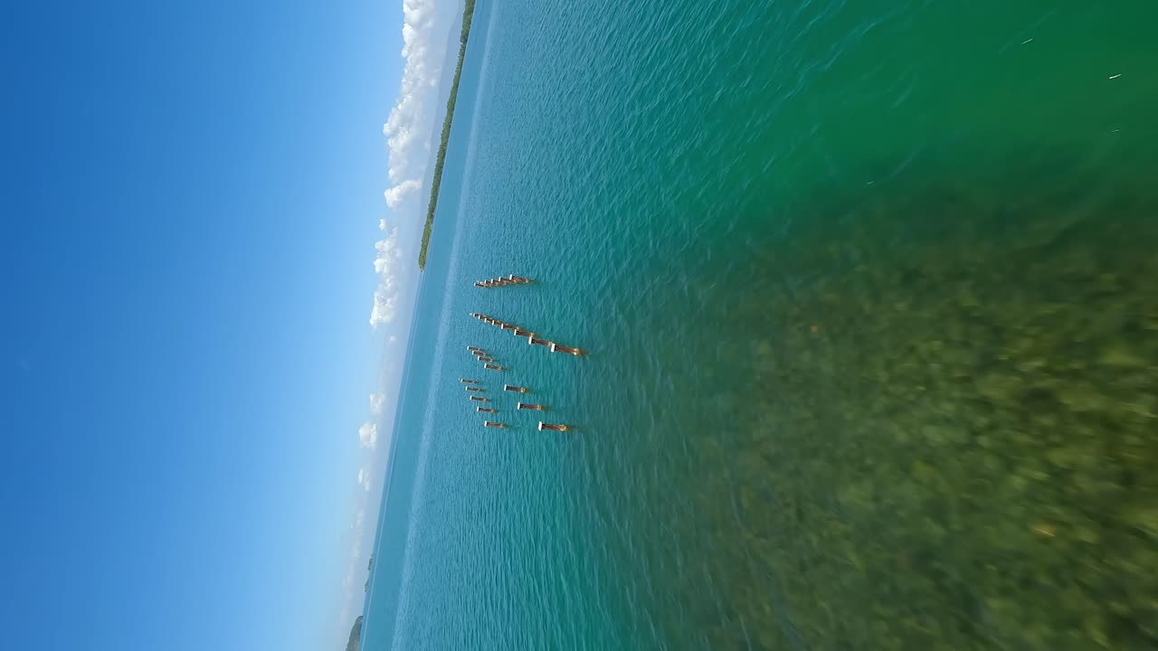 ⁇ 은 물, 섬 및 산과 함께 로스 아이티스 국립 공원 위의 수직 드론 비행