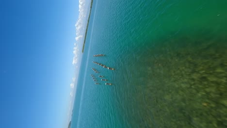 vuelo vertical de aviones no tripulados sobre el parque nacional de los haitianos con aguas claras, islas y montañas