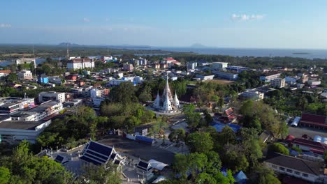 Ruhiger-Traditioneller-Thailändischer-Tempelkomplex,-Tropische-Landschaft