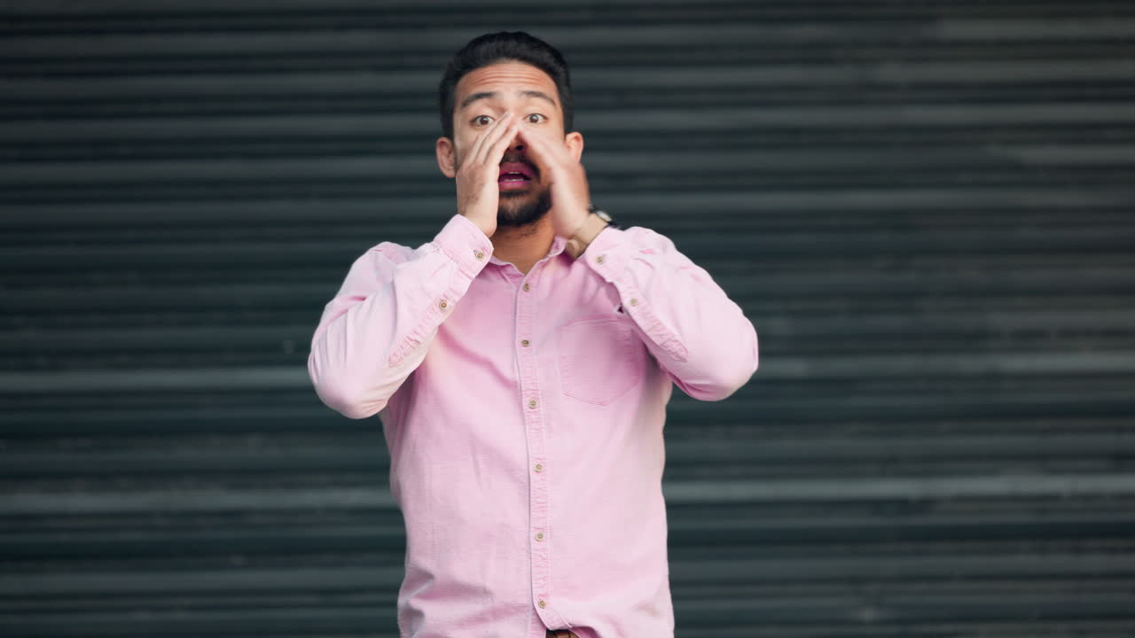 conmocionado, sorprendido y estresado hombre orando