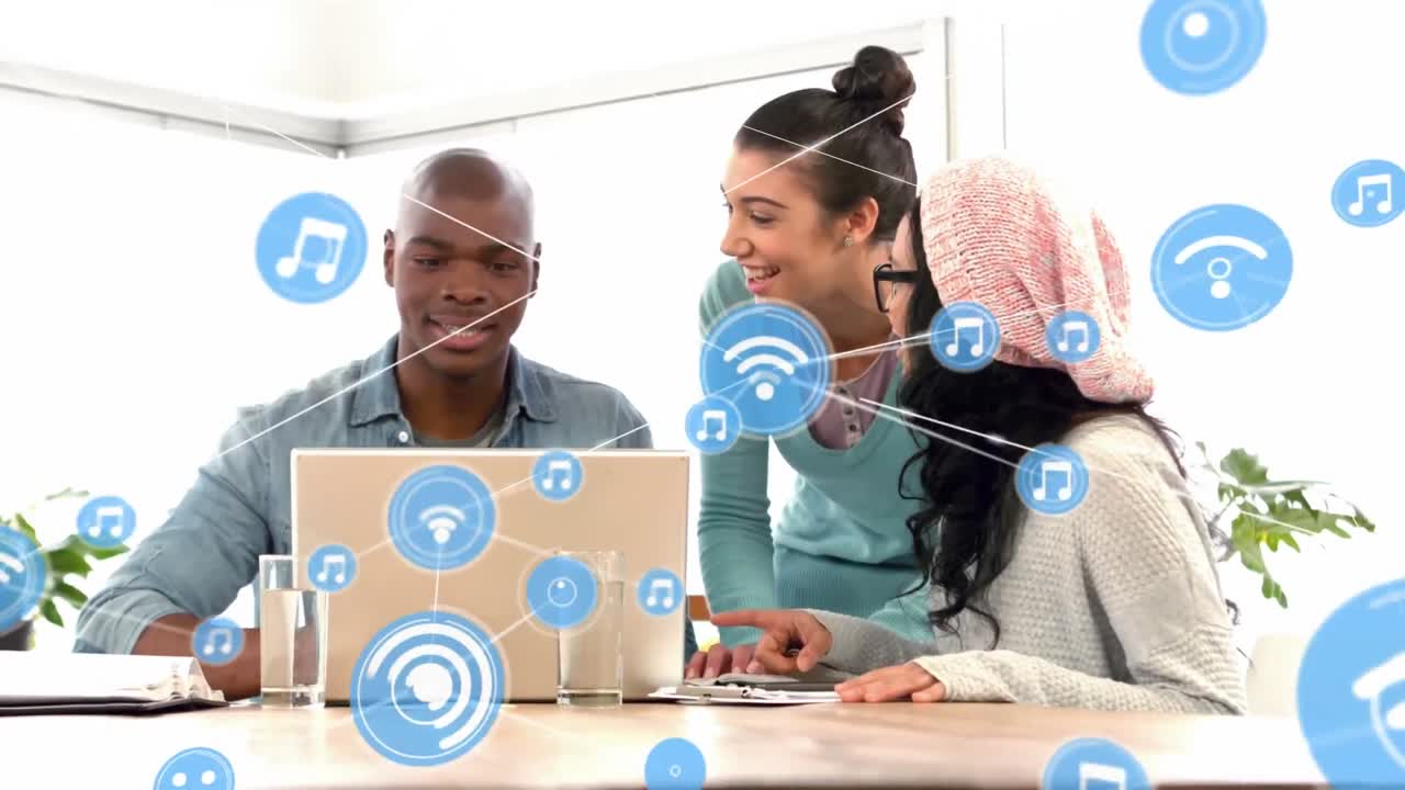iconos de conexión de red contra colegas de oficina discutiendo sobre la computadora portátil