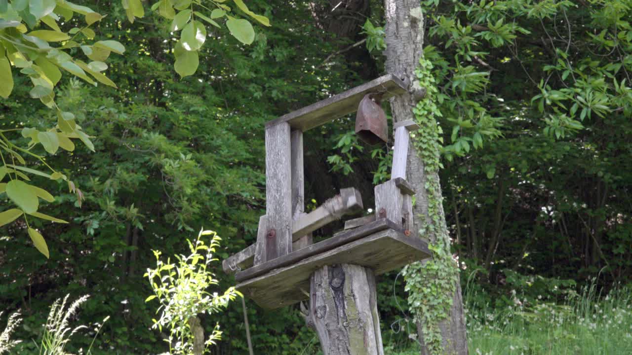 A simple but effective wooden alarm system of an irrigation canal with an attached bell to guarantee the water supply.