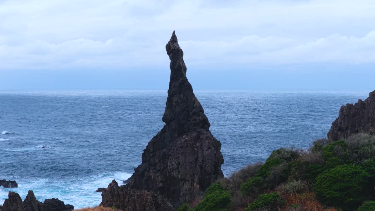 Kannon Rock, guglia marina della costa di Kuniga delle isole Oki, Giappone