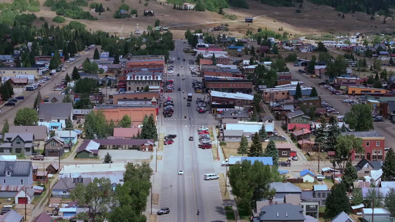 Telefoto aéreo aproximado das ruas de Silverton e arquitetura histórica, Colorado, EUA.