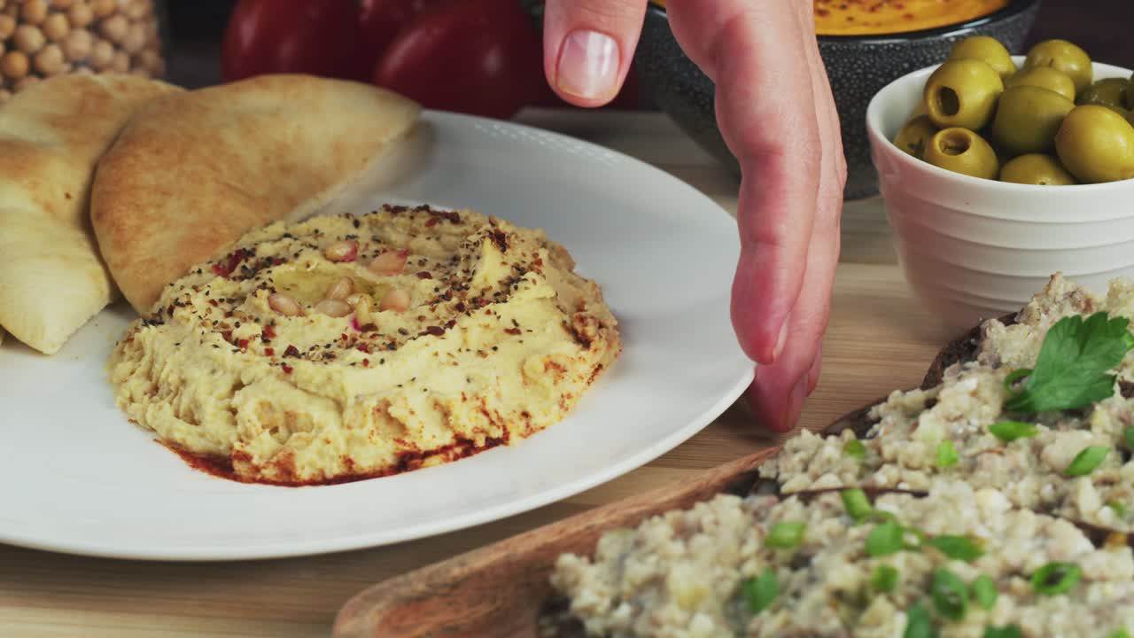 cocina israelí. plato con hummus decorado con pita de primer plano. comida nacional, cultura de oriente medio. bocadillo de puré de garbanzos vegano. aperitivo hecho de purés de garbanzo