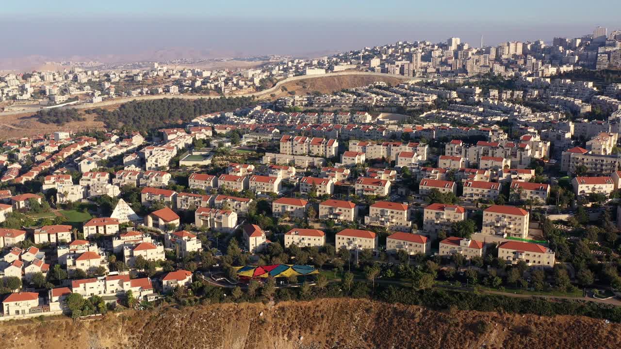 israel y palestina ciudad dividida por el muro, aérea