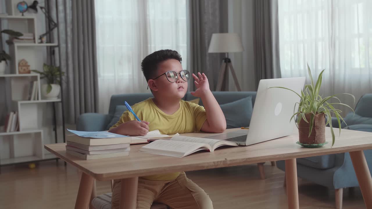 自宅でオンライン学習をする子供