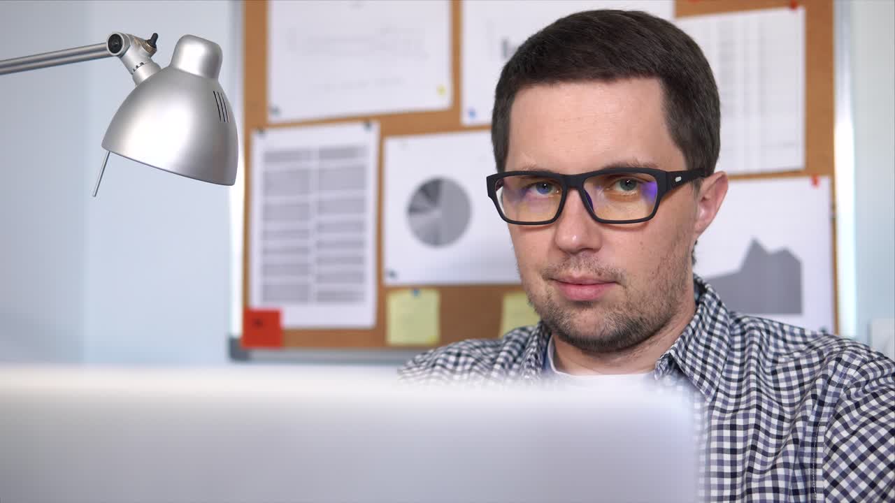 Hombre que trabaja en la computadora portátil en la oficina