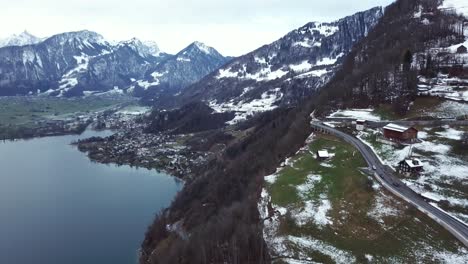 vuelo aéreo de vuelta de carros conduciendo por una carretera serpenteante en suiza