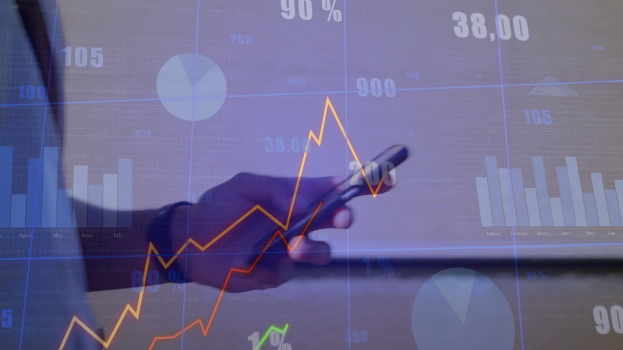 animación de procesamiento de datos y diagramas sobre hombre biracial usando teléfono inteligente