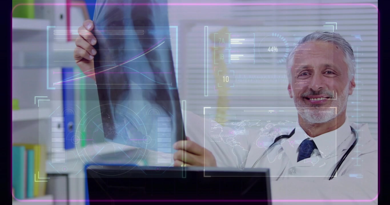 Médico experimentado levantando una radiografía de cadera a la luz mientras una interfaz de visualización médica (HUD) señala una fractura, confirmando el diagnóstico
