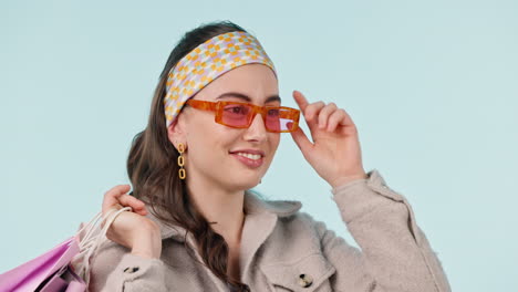 bolsa de compras, gafas de sol y cara de mujer feliz