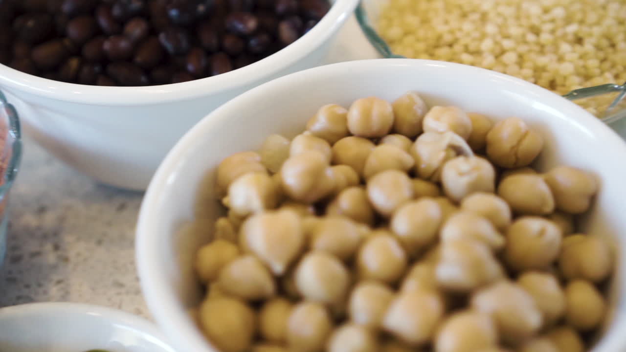 벤치에 표시된 식물성 식품, 콩류 및 씨앗, 회전 클로즈업