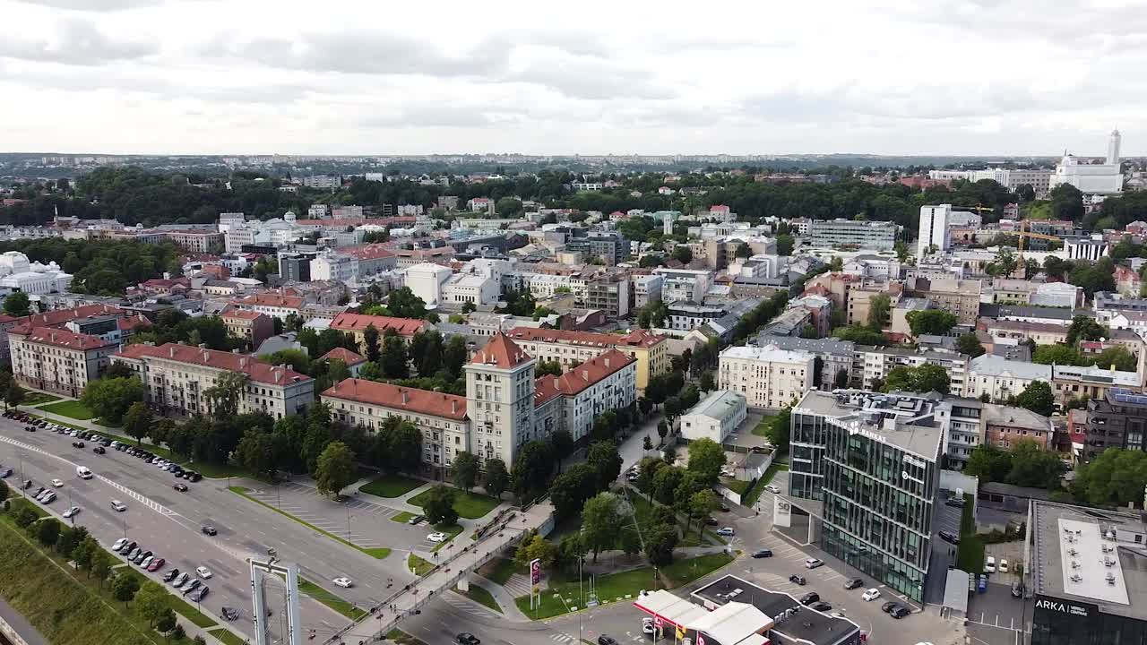 edificio moderno y antiguo que se mezcla en el horizonte de la ciudad de kaunas, vista aérea de drones