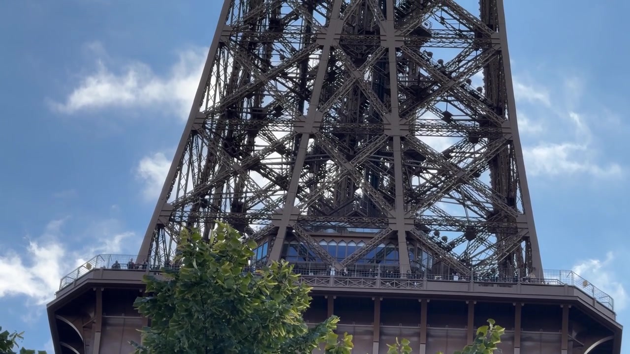 Torre Eiffel, struttura in metallo e acciaio, attrazione turistica a Parigi, Francia, famoso monumento.