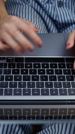 mujer escribiendo en una computadora portátil