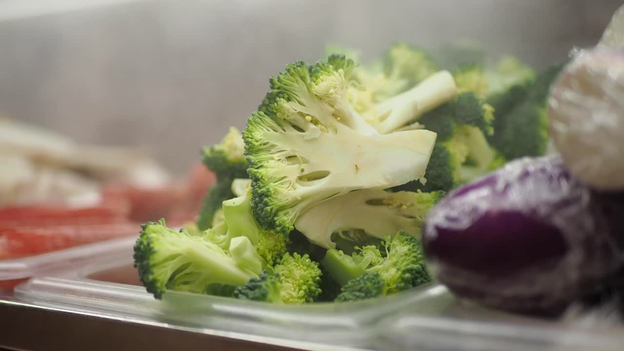 Broccoletti freschi al vapore in un scaldavivande