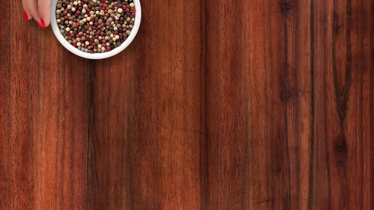 ofreciendo granos de pimienta mezclados