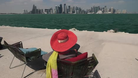 una mujer relajándose en qatar.