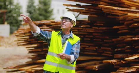 Trabajador-Masculino-Examinando-La-Pila-De-Tablones-5