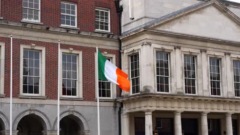 Momentos-Cautivadores-Con-La-Bandera-Irlandesa-En-El-Castillo-De-Dublín-Ondeando-En-El-Viento