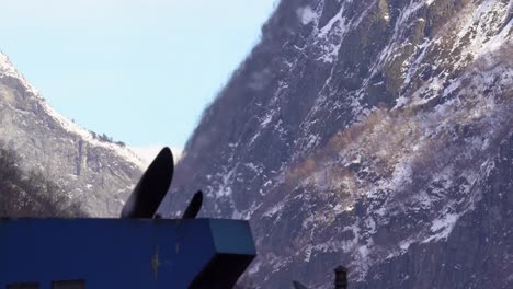 escape de diesel y calor que sale de la chimenea de los barcos con un paisaje montañoso de la unesco en el fondo - clip estático con chimenea en primer plano y naeroyfjord en gudvangen noruega en el fondo