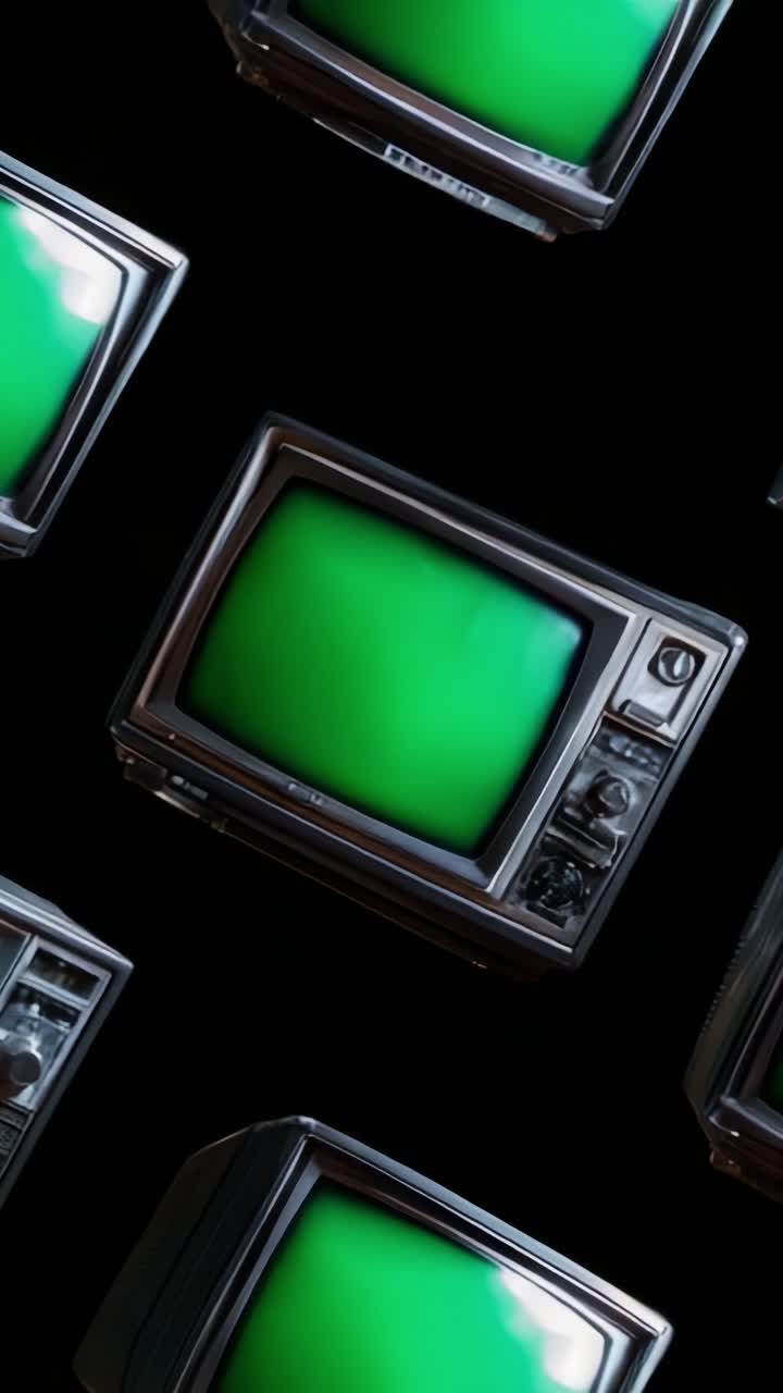 Una collezione di televisori vintage con schermi verdi su sfondo nero che mostrano il design classico e l'estetica retrò in un contesto moderno