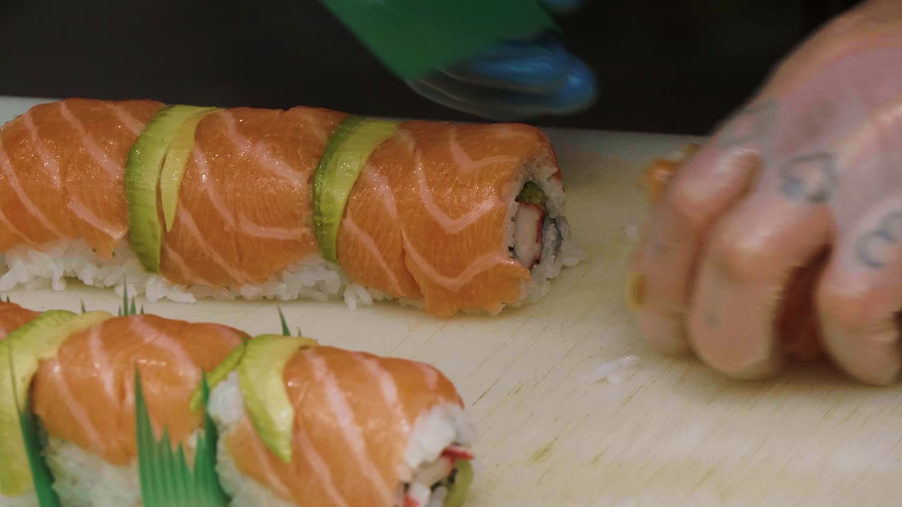 preparando sushi en un bar de sushi y llevarlo