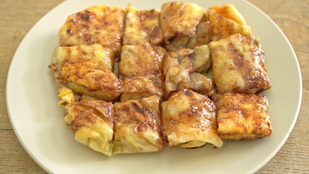 roti frito con huevo, plátano y chocolate