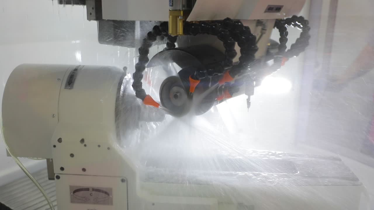 금속 가공 cnc 밀링 기계. 금속 절단 현대 가공 기술.