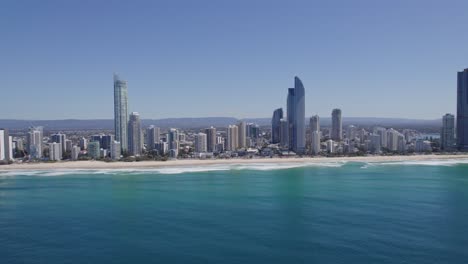 edificios frente al mar de surfers paradise, gold coast, queensland, australia - toma aérea de drones