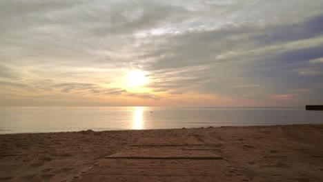 Playa-Al-Atardecer.-Pov-Caminando-En-La-Playa-Del-Mar.-Toma-Pov-De-La-Puesta-De-Sol-En-El-Mar-En-La-Playa-De-Arena