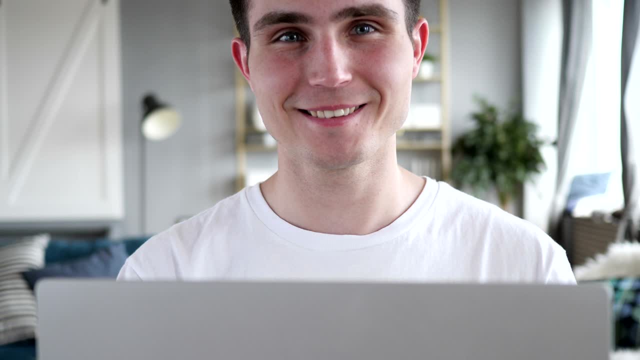 hombre adulto sonriente en el trabajo mirando a la cámara