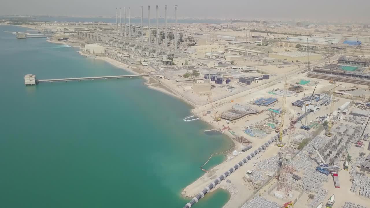 대형 크레인을 갖춘 사우디 담수화 플랜트 및 선박