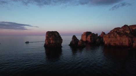 volando más allá de la costa rocosa en el algarve