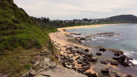 Drohnenluftaufnahme-Der-Landzunge-Forresters-Beach-Spoon-Bay-Küste-Sandfelsen-Und-Strand-Central-Coast-NSW-Australien-4k