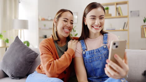 Selfie,-Sonrisa-Y-Mujeres-O-Amigos-En-El-Sofá