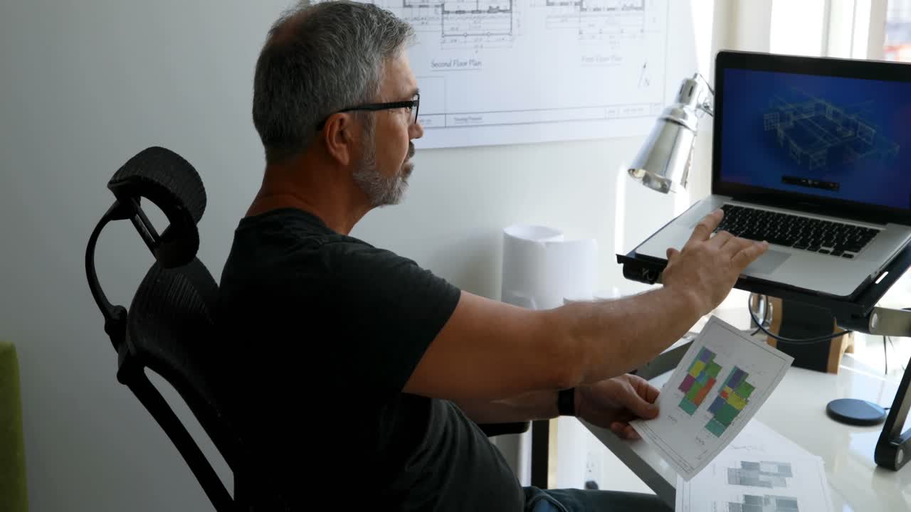 hombre trabajando en una computadora portátil en el escritorio 4k