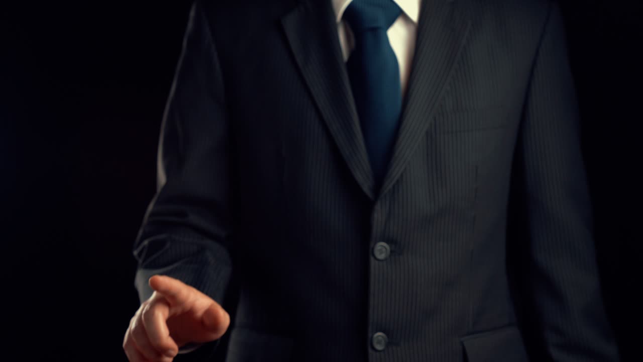 사업가 는 사업 이익 성장 을 나타내는 암시적 인 그래프 차트 를 금융 으로 그린다